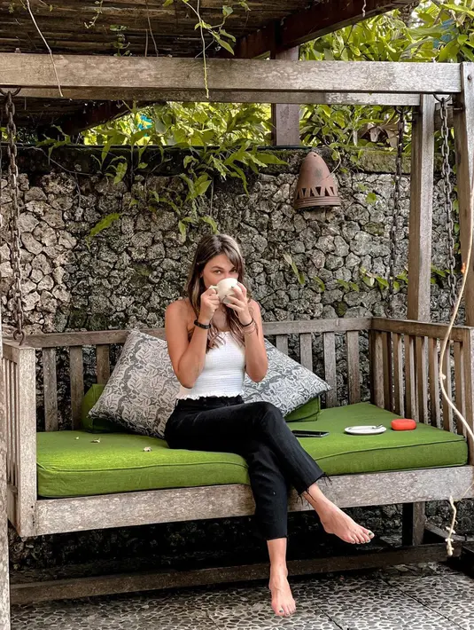 Gaya kasual Luna Maya dengan konsep hitam putih ini pun cocok digunakan untuk bersantai. Meski sederhana, penampilan wanita 38 tahun ini menuai pujian dari netizen. (Liputan6.com/IG/@lunamaya)