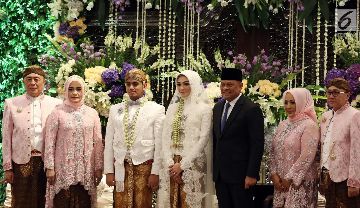 Panglima TNI Jenderal Gatot Nurmantyo melakukan foto bersama saat pernikahan Ray Zulham Farras Nugraha dengan DR. Milka Anisya Norosiya yang merupakan Anak Ketua MPR Zulkifli Hasan, di Jakarta, Minggu (24/9). (Liputan6.com/Johan Tallo)