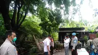 Polisi melakukan olah TKP di lokasi penemuan jasad korban mutilasi di Kayuringin, Bekasi Selatan, Kota Bekasi. (Liputan6.com/Bam Sinulingga)