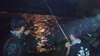 Anak-anak muda masih banyak yang mencoba memancing di malam hari, di bawah jembatan sungai Blongkeng. (foto: Liputan6.com / edhie prayitno ige)
