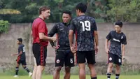 Pelatih Persija Jakarta, Thomas Doll, berbincang dengan Tony Sucipto dan Hanif Sjahbandi saat sesi latihan di Nirwana Park Sawangan, Jawa Barat, Kamis (7/7/2022). Latihan merupakan persiapan jelang bergulirnya Liga 1 musim 2022/2023. (Bola.com/M Iqbal Ichsan)