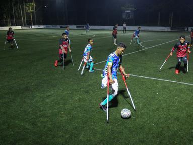 Pemain Timnas Sepak Bola Amputasi Indonesia, Agung Rizki Satria menggiring bola saat laga uji coba untuk persiapan Piala Dunia Amputasi 2022 melawan Persaj Jakarta di Serenia Hills Mini Soccer, Jakarta Selatan, Senin (08/08/2022). Garuda INAF menang dengan skor 13-0. (Bola.com/Bagaskara Lazuardi)