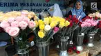 Deretan bunga mawar aneka warna dijual di kawasan Tangerang, Banten, Selasa (13/2). Jelang Valentine atau Hari Kasih Sayang, para pedagang bunga mawar mulai kebanjiran pesanan. (Liputan6.com/Angga Yuniar)
