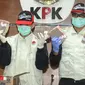 Penyidik KPK menunjukkan barang bukiti uang OTT Bupati Mesuji Khamami senilai Rp 1,2 M di gedung KPK, Jakarta, Kamis (24/1). KPK menetapkan 5 tersangka terkait fee suap proyek infrastruktur di Kabupaten Mesuji. (merdeka.com/Dwi Narwoko)