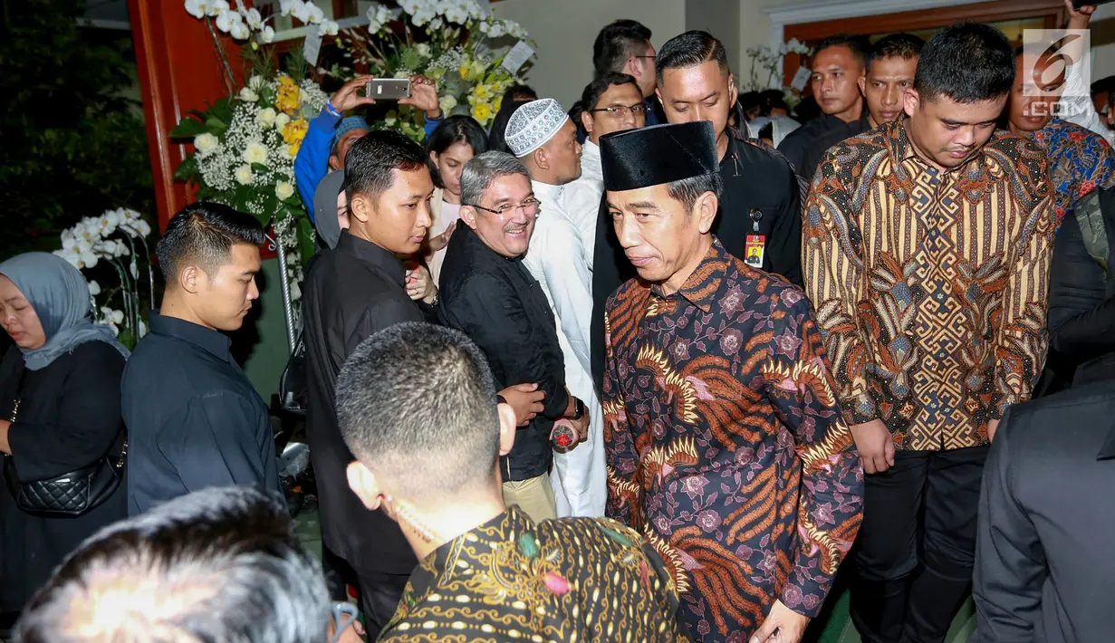 Presiden RI Joko Widodo atau Jokowi usai melayat istri almarhumah Presiden ke-6 RI Soesilo Bambang Yudhoyono, Ani Yudhoyono di Puri Cikeas, Bogor, Sabtu (1/6/2019). Almarhumah Ani Yudhoyono meninggal dunia di National University Hospital (NUH) Singapura. (Kapanlagi.com/Budi Santoso)
