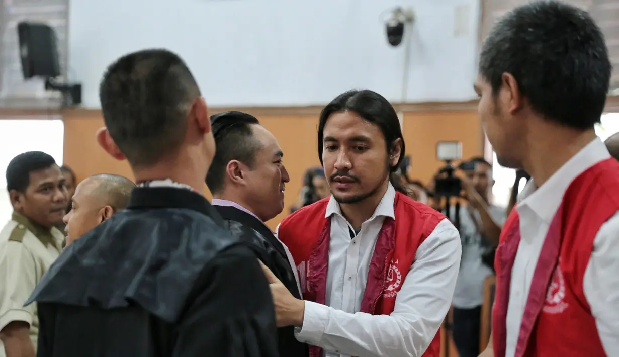 "Dan menetapkan kedua terdakwa untuk ditahan di RSKO Cibubur, Jakarta Timur," tambahnya. (Adrian Putra/Bintang.com)