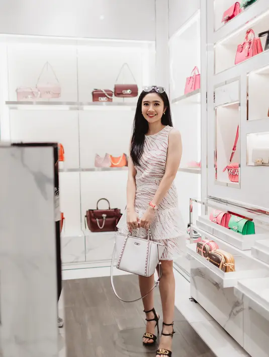 Atau kamu bisa memilih gaya yang lebih chic seperti terlihat dari Febby Rastanty. Dengan dress putih selutut dari Michael Kors, Febby memadukan gayanya dengan tas yang juga berasal dari Michael Kors, berwarna putih yang serasi. Foto: Instagram.