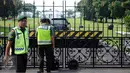 Personel TNI bersiaga di luar pagar Istana Bogor, Rabu (1/3). Jelang kedatangan Presiden Joko Widodo dan Raja Arab Saudi, Salman bin Abdulaziz pengamanan Kota Bogor diperketat. (Liputan6.com/Helmi Fithriansyah)