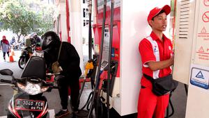 Aktivitas pengisian BBM di SPBU Cikini, Jakarta, Rabu (30/9/2015). Menteri ESDM, Sudirman Said menegaskan, awal Oktober tidak ada penurunan atau kenaikan harga bahan bakar minyak (BBM) baik itu bensin premium maupun solar. (Liputan6.com/Angga Yuniar)