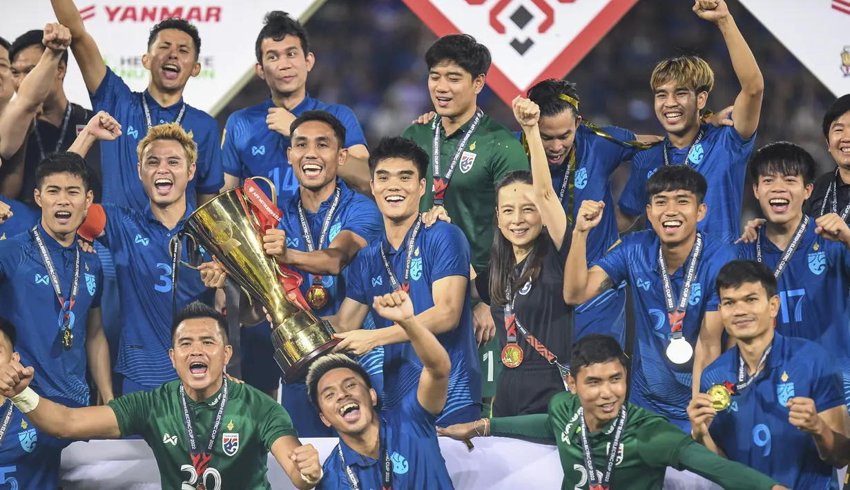 Timnas Thailand merayakan kemenangan setelah berhasil menjuarai Piala AFF 2022 menaklukkan Vietnam dalam laga final di Stadion Thammasat, Pathum Thani, Senin (16/1/2023). Gelar Piala AFF tersebut menjadi yang ketujuh didapatkan Thailand setelah meraihnya pada 1996, 2000, 2002, 2014, 2016, dan 2020. (AP Photo/Kittinun Rodsupan)