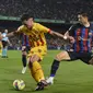 Robert Lewandowski (kanan) berusaha merebut bola saat Barcelona diimbangi Girona pada lanjutan Liga Spanyol (AFP)