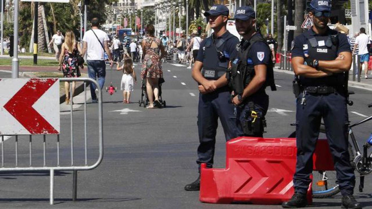 Polisi Prancis berjaga di lokasi teror truk maut. (Reuters)
