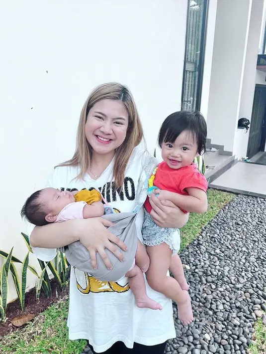Potret Felicya mengendong dua putranya sekaligus. Tampak kebahagiaan begitu terpancar dari pemeran Tuti dalam sinetron Dunia Terbalik ini. [Instagram/felicyangelista_]