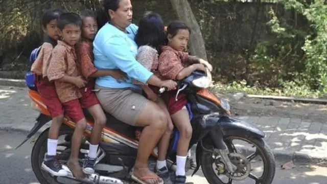 6 Kelakuan Kocak Ibu-Ibu Terlalu Santai Asuh Anak Ini Bikin Geregetan