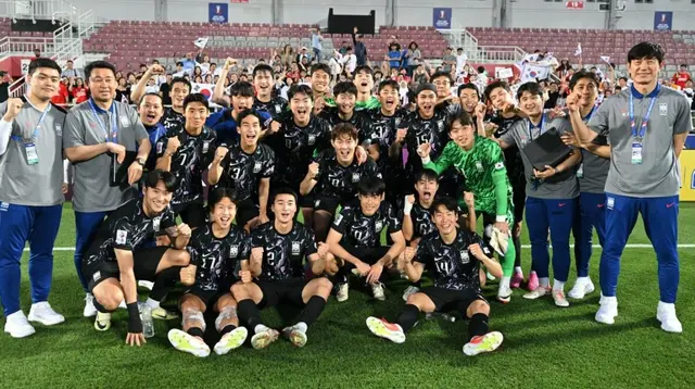 Skuad Timnas Korea Selatan U-23 berfoto bersama setelah menang 2-0 atas Timnas China U-23 dalam lanjutan fase grup Piala Asia U-23 2024, Jumat (19/4/2024) malam. (Dok. AFC)