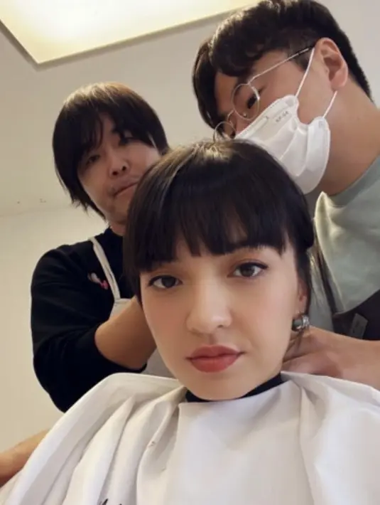 Rambut Raline terlihat panjang hitam berponi di depan. Di akun Instagramnya, banyak komentar yang  mengatakan jika mirip Lisa Blackpink. (@ralineshah)