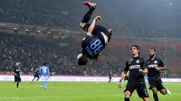 Hernanes melakukan salto sebagai ekspresi kesalnya pada presiden Lazio yang menjualnya ke Inter, Januari 2015.  (101greatgoals)