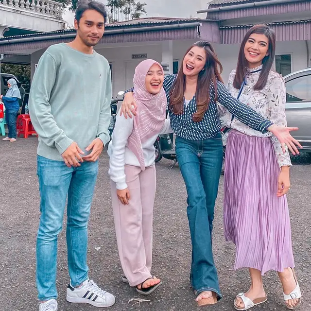 6 Potret Kebersamaan Megantara dan Pemain Love Story, Kini Bintangi Sinetron Baru