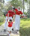 Ria Ricis bersama suami dan anaknya kompak mengenakan baju atasan merah dengan bawahan putihnya. [@riaricis1795]