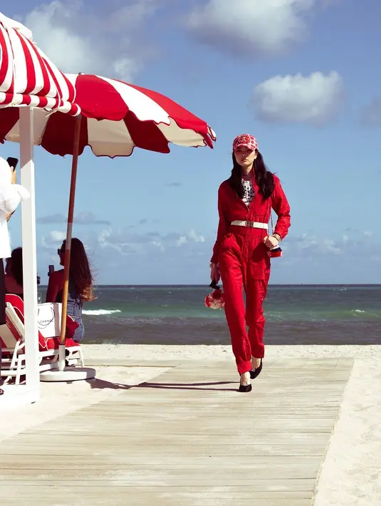 Koleksi ini menampilkan anggukan langsung ke budaya balap Monako yang diterjemahkan menjadi rangkaian gaya sporty dan chic. [Dok/Chanel].