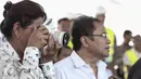 Menteri Kelautan dan Perikanan, Susi Pudjiastuti memotret dengan kamera kesayangan miliknya ketika meninjau reklamasi Teluk Jakarta, Rabu (4/5). Kegemaran memotret ditularkan sang ayah yang merupakan juru foto sewaktu muda. (Liputan6.com/Faizal Fanani)