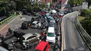 Kondisi lalu lintas semrawut saat penutupan ruas Jalan Veteran akibat adanya sidang sengketa Pilpres 2019 di Gedung Mahkamah Konstitusi (MK), Jakarta, Selasa (18/6/2019). Penutupan Jalan Veteran mengakibatkan kemacetan lalu lintas di sekitar kawasan tersebut. (Liputan6.com/JohanTallo)