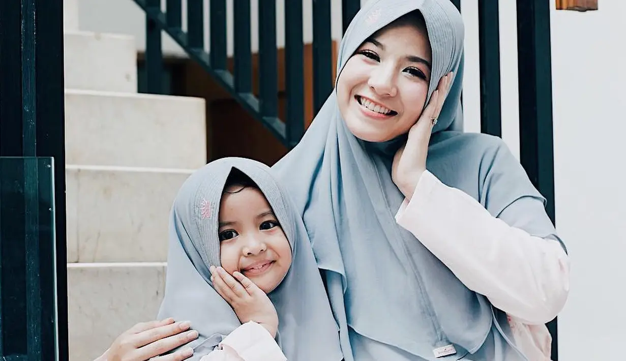 Natasha Rizky dan sang buah hati, Megumi Arrawda Sachi terlihat begitu kompak saat mengenakan hijab. (Foto: instagram.com/natasharizkynew)