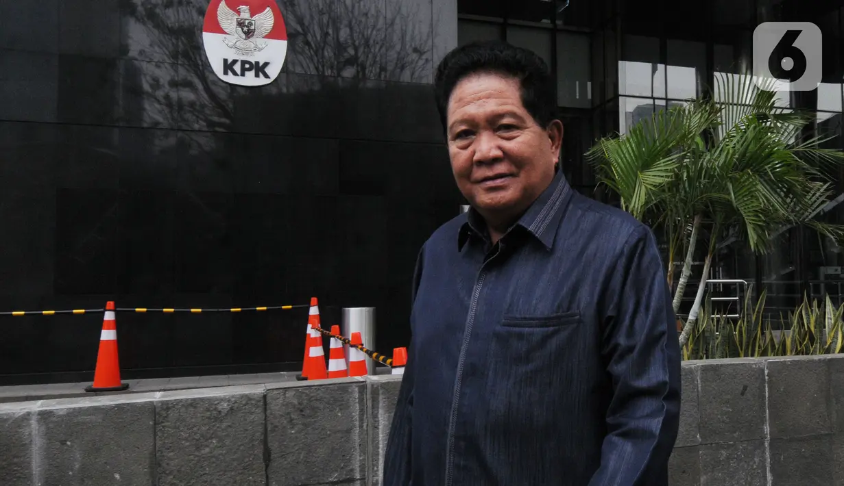 keluar dari gedung KPK untuk rehat dan salat Jumat saat jeda pemeriksaan di Jakarta, Jumat (18/10/2019). Nasri Umar diperiksa terkait kasus dugaan suap 'ketok palu' pengesahan ‎RAPBD Provinsi Jambi Tahun 2018. (merdeka.com/Dwi Narwoko)
Ketua Fraksi Partai Demokrat DPRD Provinsi Jambi, Nasri Umar
