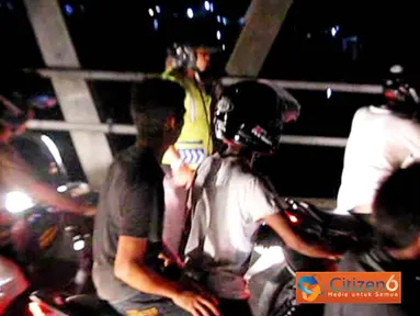 Citizen6, Kalimantan Barat: Petugas Kepolisian Ketapang sedang mengatur kemacetan di jembatan satu Ketapang. (Pengirim: Pionerson)