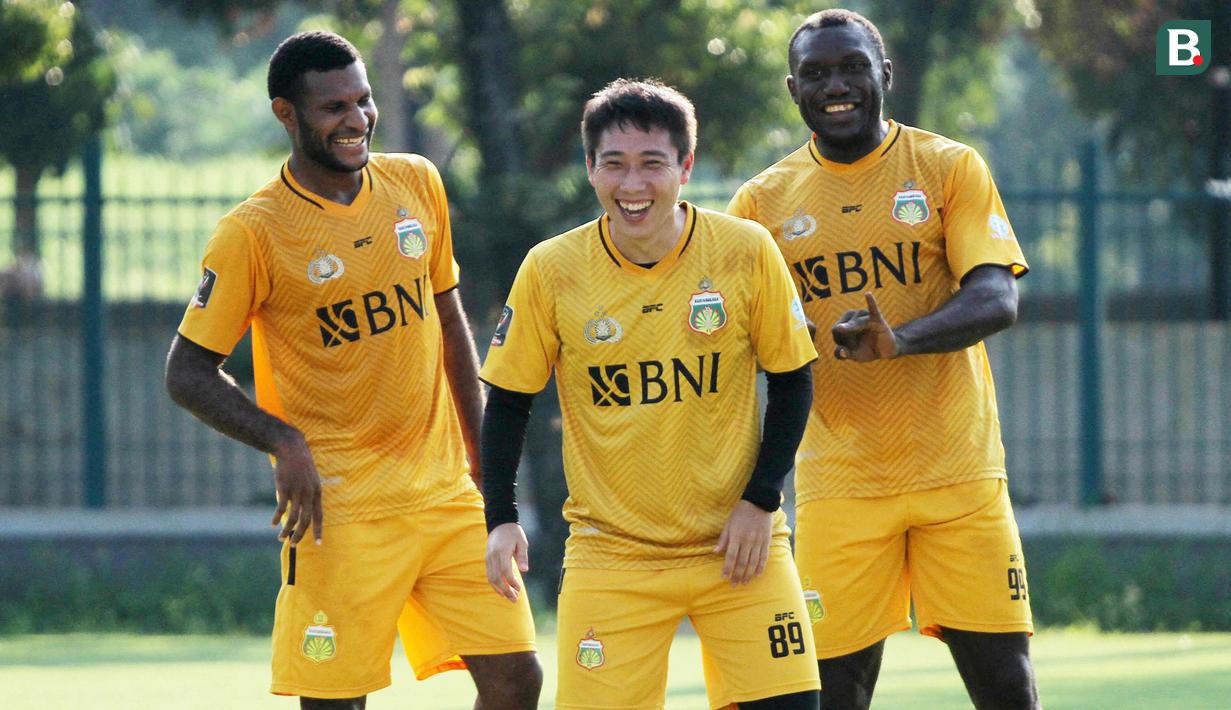 Pemain Bhayangkara FC, Marinus Wanewar, Lee Yu-Jun dan Dzumafo, saat latihan jelang laga perdana Liga 1 di Lapangan ABC Senayan, Jakarta, Senin (19/3/2018). Bhayangkara FC akan berhadapan dengan Persija Jakarta. (Bola.com/Asprilla Dwi Adha)