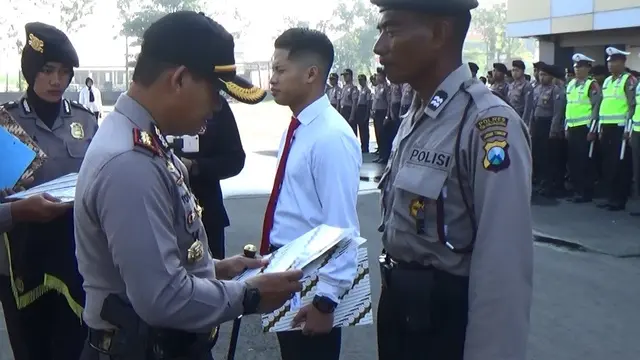 Polisi Tulungagung Jadi Tukang Angkut Sampah Warga