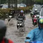 Sejumlah kendaran mencoba menerobos genangan air di kawasan Kuningan, Jakarta, Selasa (24/11). Jalur lambat di Jalan HR Rasuna Said, Kuningan, tampak dihindari pengendara karena terdapat genagan air setinggi 20 cm. (Liputan6.com/Faizal Fanani)