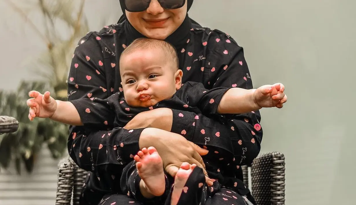"Terus (Air Rumi) menemani sehari-hari, tadi kan cuma berdua, jauh berbeda, lebih nikmat, lebih bahagia,” tambahnya.
 (Instagram/ammarzoni)