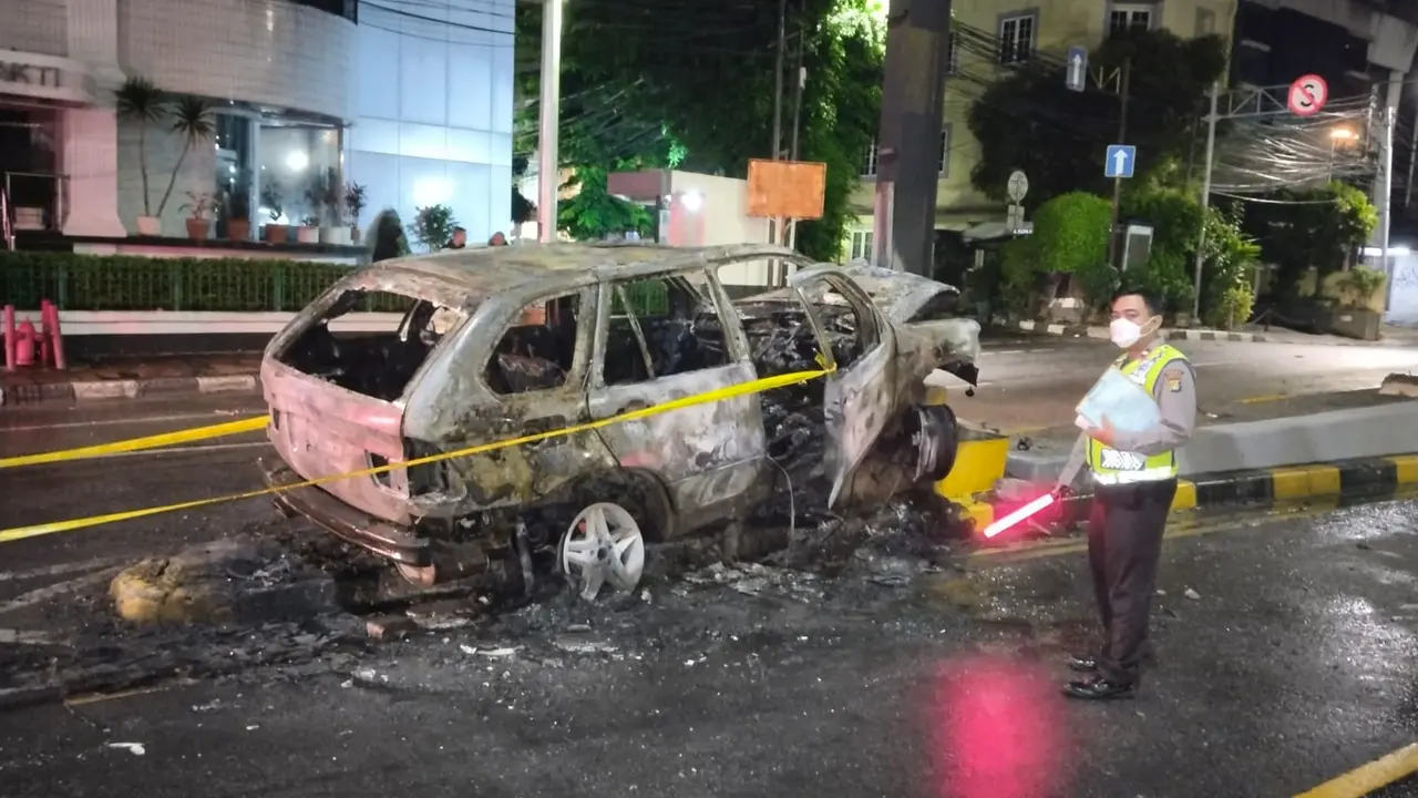 Sebuah mobil terbakar usai mengalami kecelakaan tunggal di Jalan Tomang, Jakarta