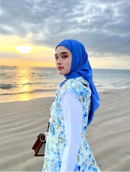 <p>Untuk makeup, seperti biasanya ia tampil flawless dengan lipstik nudenya. Cocok di wajah putihnya. [@mommy_starla]</p>