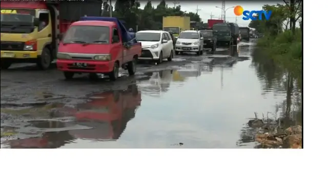 Di sepanjang jalan poros pantura wilayah Lamongan, pengendara harus melaju perlahan karena jalan penuh lubang.