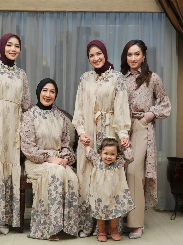 7 Pemotretan Cut Syifa Bareng Keluarga, Kompak Banget