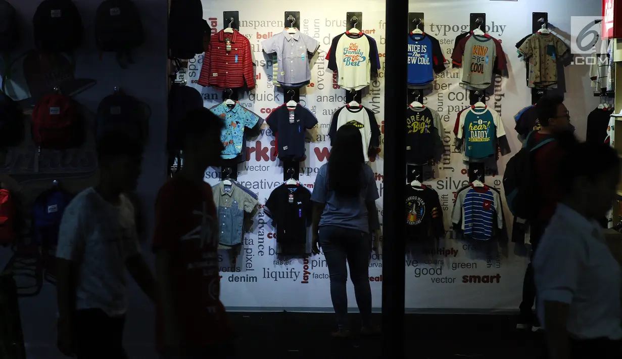 Pengunjung melihat-lihat produk merek pakaian di Jakcloth Indonesian Pride 2018, Jakarta, Rabu (19/12). Jakcloth Indonesian Pride 2018 dibuka pada 19-23 Desember 2018. (Liputan6.com/JohanTallo)