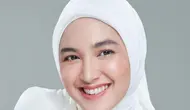 Tak banyak aksen lebay, Cut Syifa tampil dengan hijab dan kemeja polos berwarna putih. Penampilannya di dukung dengan polesan make up yang membuat wajahnya terlihat flawless. (Instagram/@cutsyifaa)