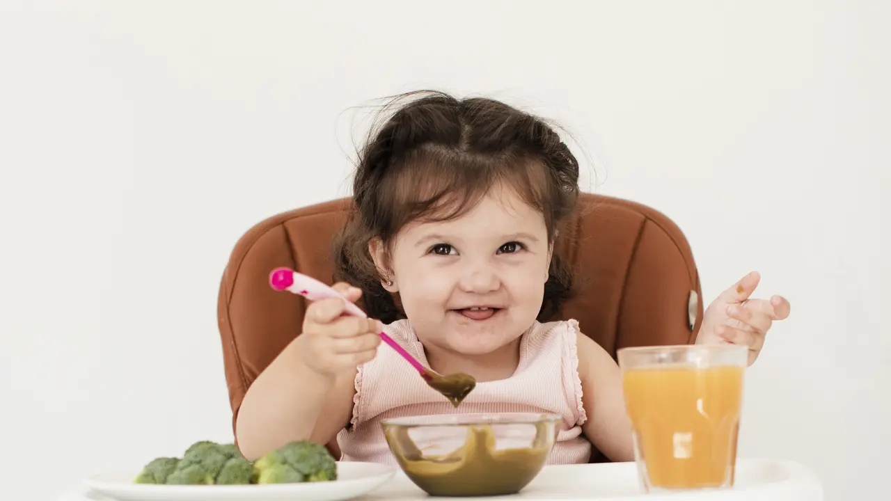 Belajar Mandiri Sejak Dini, Ini 5 Manfaat Self-Feeding pada Anak (photo by freepik.com)