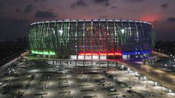 Foto udara memperilhatkan Jakarta International Stadium (JIS) yang baru didirikan untuk pertandingan sepak bola dan konser musik, di Jakarta pada 17 April 2022. Stadion termegah di Indonesia tersebut mampu menampung 82.000 penonton. (ADEK BERRY/AFP)