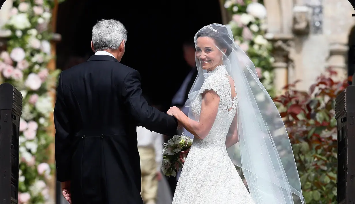 Pippa Middleton bersama ayahnya, Michael Middleton tiba di lokasi pernikahannya di sebuah gereja kecil di Inggris, Sabtu (20/5). Adik ipar Pangeran William itu akan menikah dengan tunangannya, James Matthew. (AP Photo/Kirsty Wigglesworth, Pool)