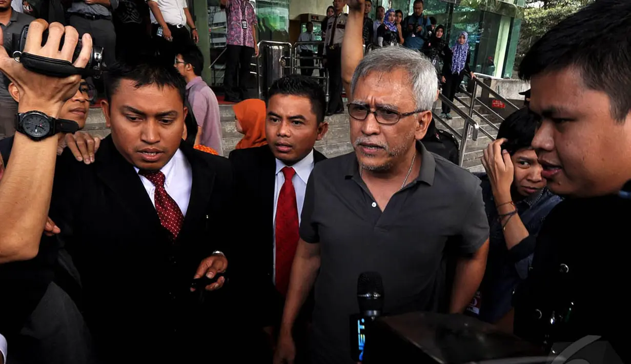 Musisi legendaris, Iwan Fals menyambangi gedung KPK, Jakarta, Senin (29/12/2014). (Liputan6.com/Miftahul Hayat)