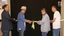 Komisaris Utama PT Adhi Commuter Properti (ACP) Pundjung Setia Brata (kedua kiri) dan Dirut PT ACP Amrozi Hamidi (kedua kanan) memotong pita pada pembukaan pameran LRT City Expo yang digelar pada 21-29 Juli di Jakarta, Sabtu (21/7).  (Liputan6.com)