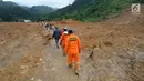 Tim SAR dibantu warga sekitar mencari orang yang tertimbun longsor di Dusun Cimapag, Desa Sirnaresmi, Kecamatan Cisolok, Sukabumi, Selasa (1/1). Sekitar 30 rumah yang dihuni 107 jiwa tertimbun longsor pada 31 Desember 2018. (merdeka.com/Arie Basuki)