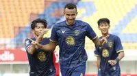 Selebrasi pemain Persela Lamongan, Melvyn Lorenzen usai menjebol gawang Persik Kediri dalam laga Grup C Piala Menpora 2021 di Stadion Si Jalak Harupat, Bandung, Rabu (7/4/2021). (Bola.com/Ikhwan Yanuar)