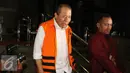 Amran H Mustari menjadi tersangka kasus dugaan suap proyek infrastruktur di Maluku dan Maluku Utara pada Kementerian Pekerjaan Umum dan Perumahan Rakyat (PUPR), Jakarta, Kamis (7/10). (Liputan6.com/Helmi Afandi)