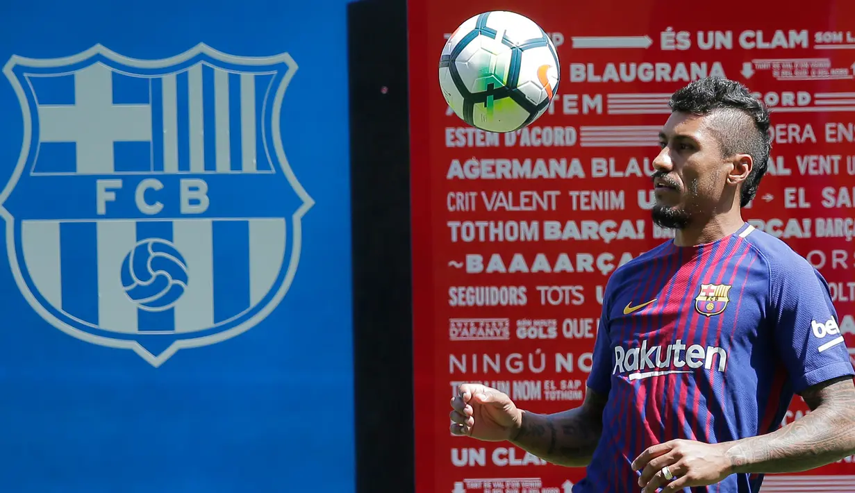 Pemain Baru Barcelona, Paulinho berusaha mengontrol bola saat perkenalan dirinya di Stadion Nou Camp, Barcelona, (17/8). Gelandang Brasil ini ditebus dengan harga sekitar 40 juta euro dari klub China Guangzhou Evergrande. (AP Photo/Manu Fernandez) 