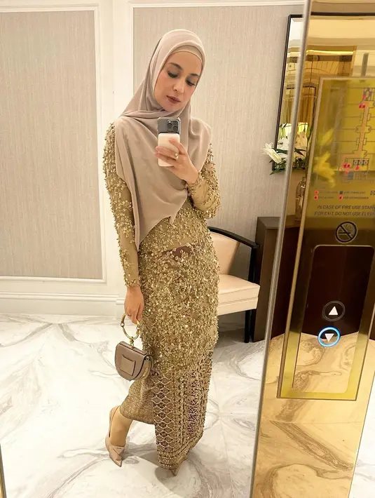 Shireen Sungkar tampak mengenakan kebaya full payet dengan kain batik dan hijab syar’i. [Instagram/shireensungkar]
