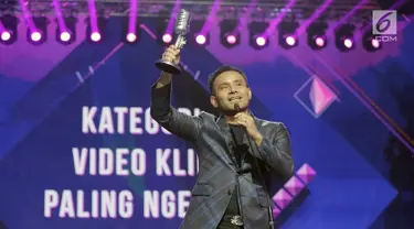 Penyanyi Judika memberikan pidato kemenangan setelah menerima penghargaan dalam SCTV Music Awards 2019 di Studio 6 Emtek City, Jakarta, Jumat (26/4). Judika menyabet penghargaan Video Klip Paling Ngetop untuk lagu Jikalau Kau Cinta dan Penyanyi Solo Pria Paling Ngetop. (Fimela.com/Bambang E. Ros)